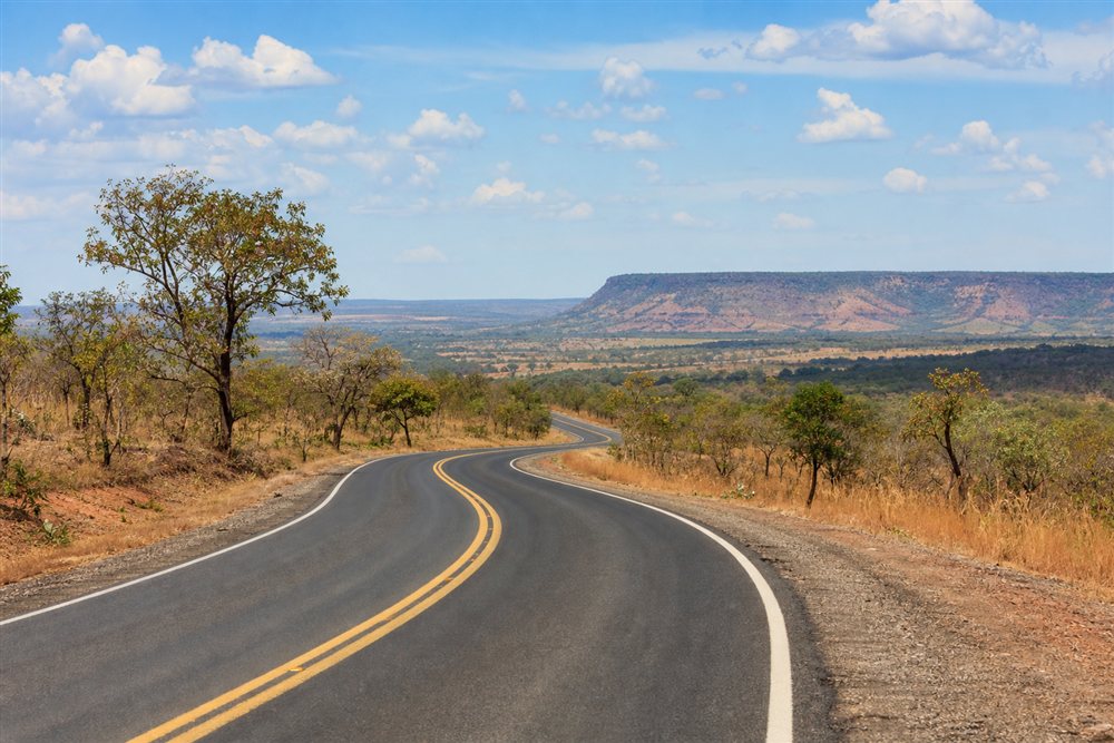 Rodovia atravessando a paisagem de cerrado em Mato Grosso do Sul
